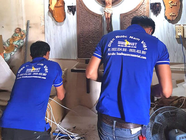 thợ đang lắp đèn trang trí cho khách tại quận Phú Nhuận